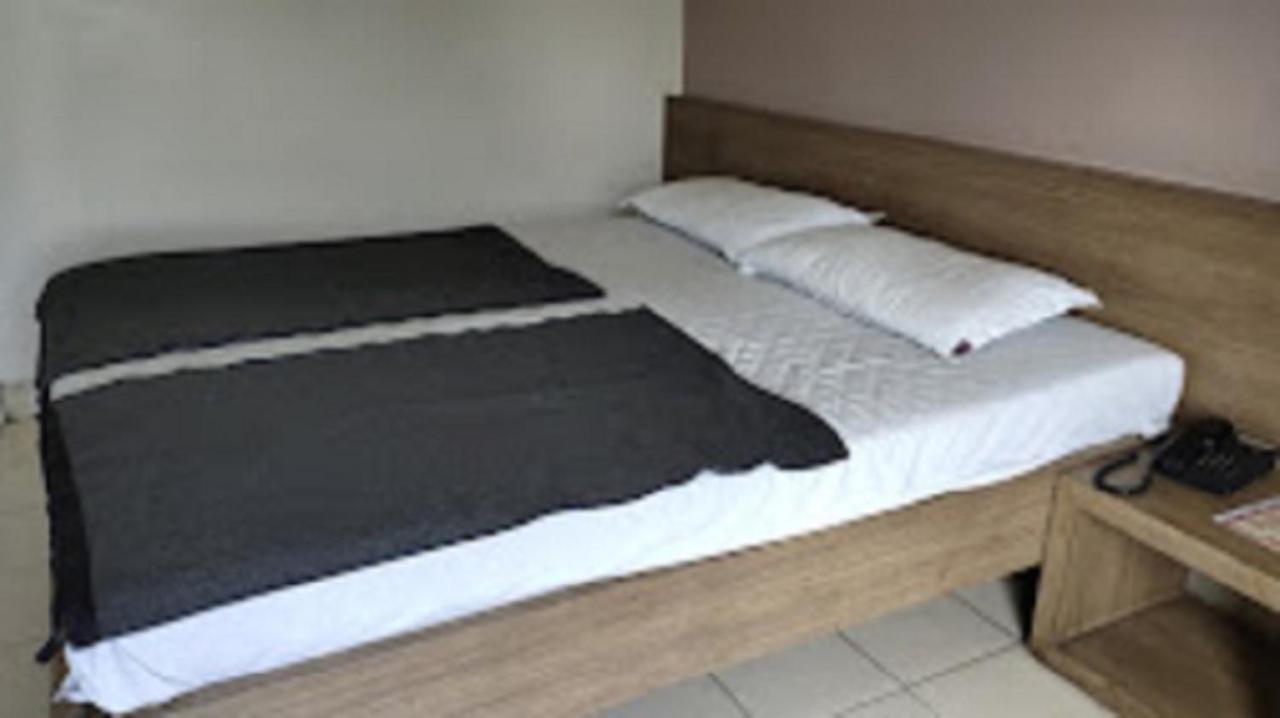 Hotel Abhishek ,Насик Экстерьер фото