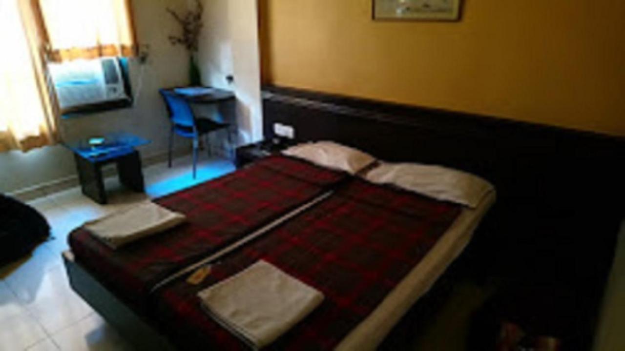 Hotel Abhishek ,Насик Экстерьер фото